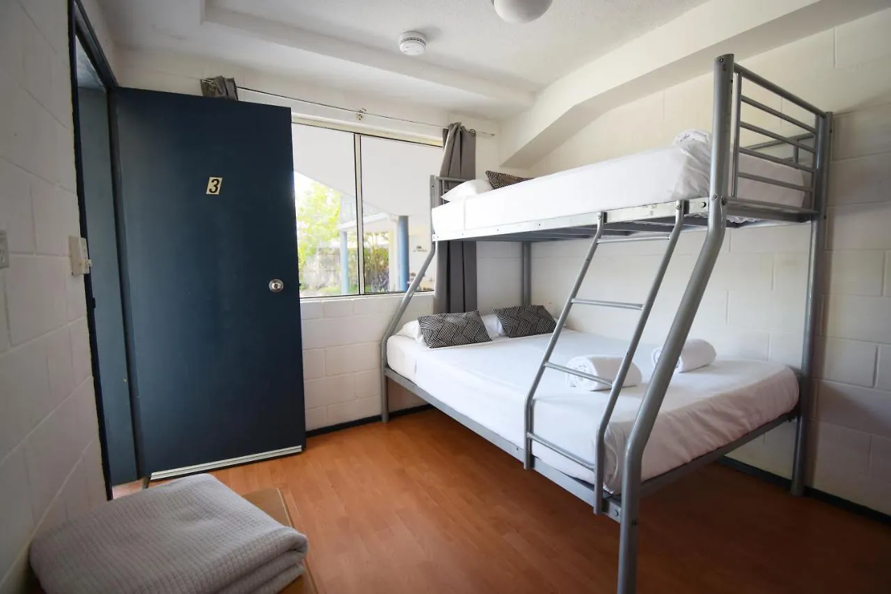 הוסטל Caloundra Backpackers אכסניה